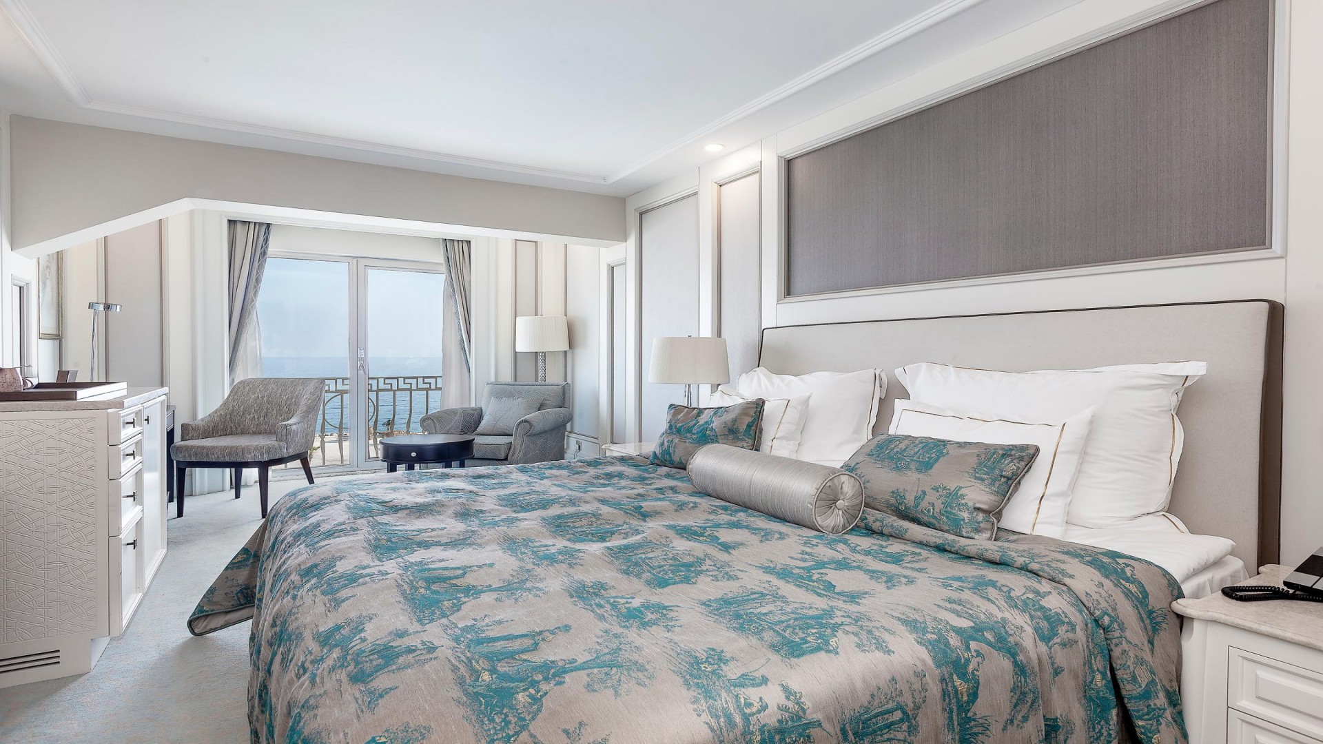 Les Ambassadeurs Hotel & Casino