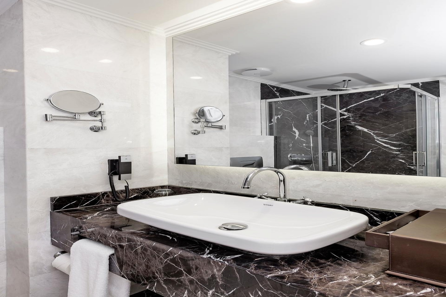 Les Ambassadeurs Hotel & Casino